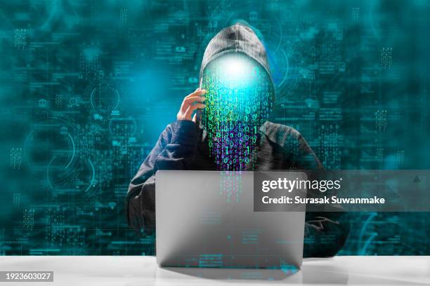 faceless hackers and malware hackers use laptops with dangerous digital code on binary code background. - pirate informatique photos et images de collection