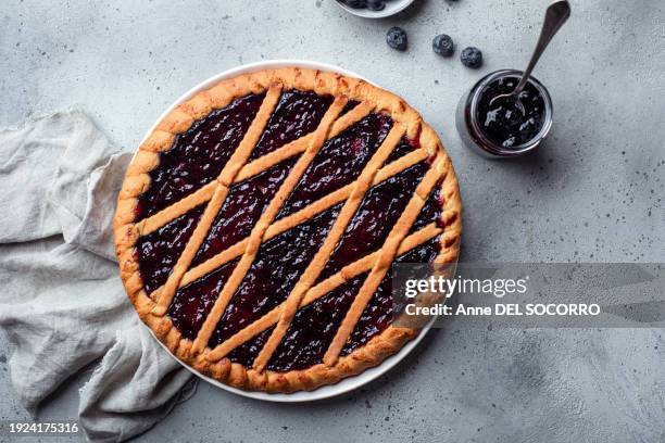 blueberry jam shortbread pie - torta al forno foto e immagini stock