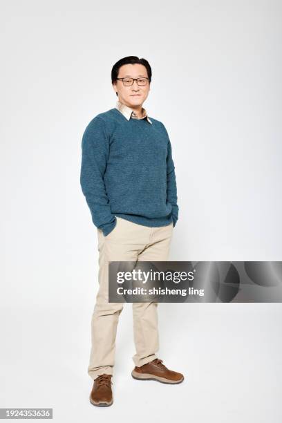 sólo el guy está buscando - vestimenta casual fotografías e imágenes de stock