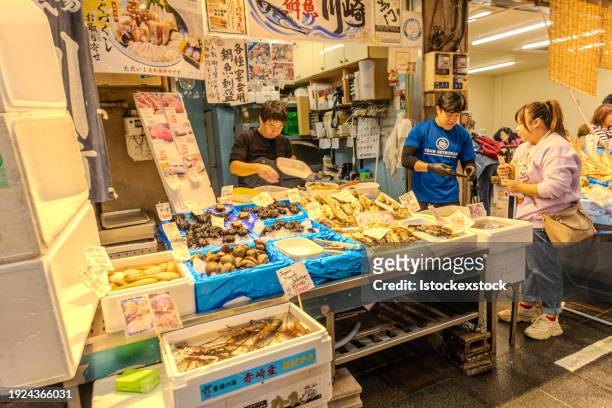pesce fresco in mostra in un mercato del pesce giapponese - takeshita dori foto e immagini stock