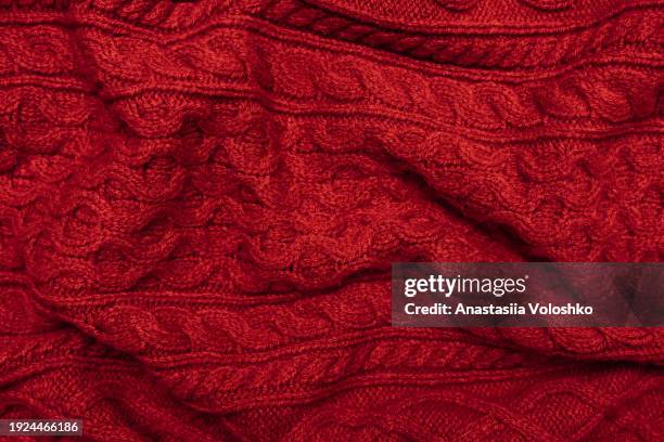 texture of a knitted red christmas sweater. perfect background - benelux photos et images de collection