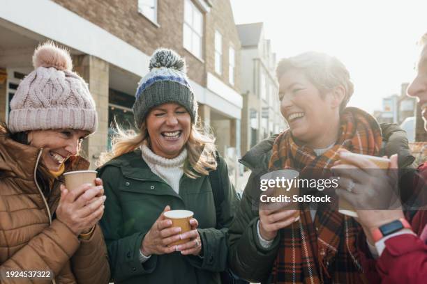 scherzo davanti a un caffè - bevanda calda foto e immagini stock