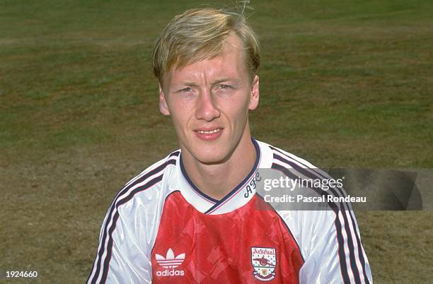 Portrait of Lee Dixon of Arsenal. \ Mandatory Credit: Pascal Rondeau/Allsport