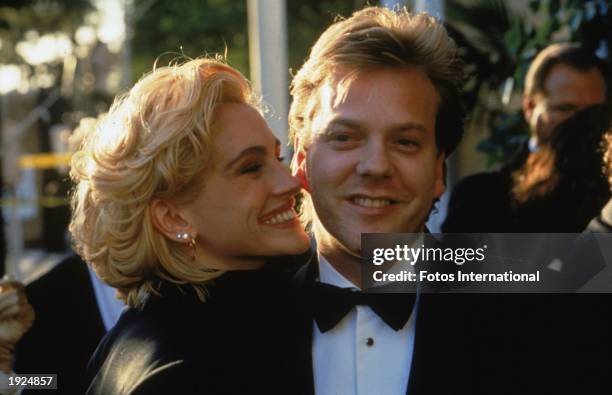 American actor Julia Roberts and her boyfriend, Canadian actor Kiefer Sutherland, arrive at the Academy Awards ceremonies, Los Angeles, California,...