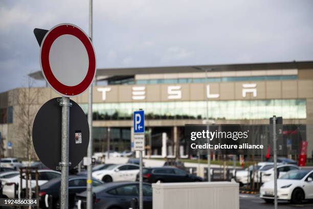 January 2024, Brandenburg, Grünheide: In front of the entrance to the Tesla factory "Gigafactory Berlin-Brandenburg" there is a traffic sign "No...