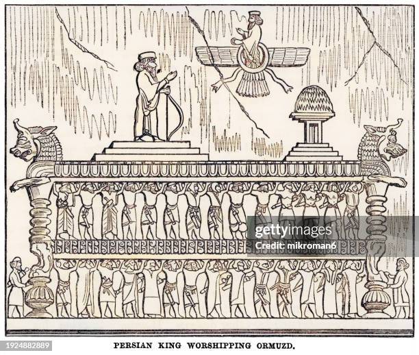 old engraved illustration of persian king worshipping ormuzd or ahura mazda - ahura mazda stockfoto's en -beelden