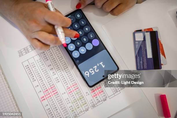 la carte de crédit sauvera la journée - endettement photos et images de collection