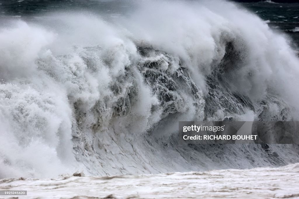 FRANCE-OVERSEAS-REUNION-WEATHER-CYCLONE