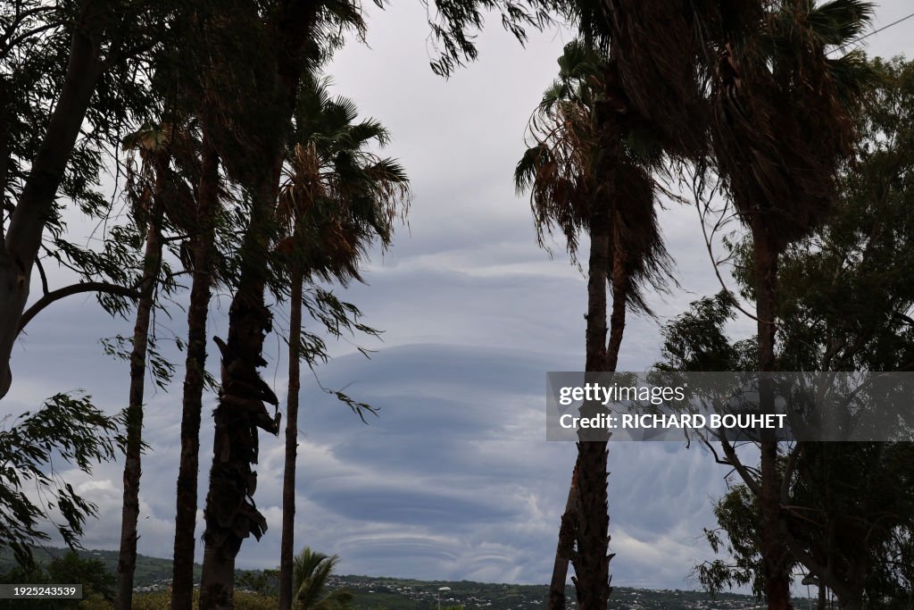 TOPSHOT-FRANCE-OVERSEAS-REUNION-WEATHER-CYCLONE