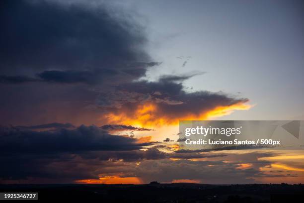 scenic view of dramatic sky during sunset - nuvem stock pictures, royalty-free photos & images