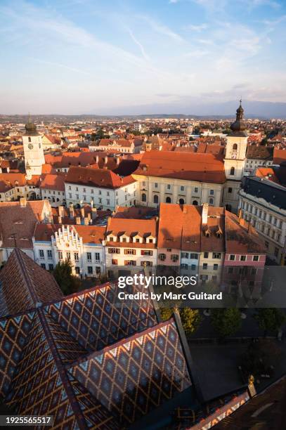 beautiful view of sibiu's old town at sunset from the sibiu lutheran cathedral (st. mary's evangelical church), sibiu, transylvania, romania - sibiu stock-fotos und bilder