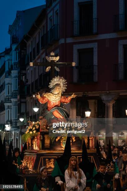 schnitzerei der virgen de los dolores in einer prozession durch die straßen von valladolid-spanien. - the passion of jesus stock-fotos und bilder