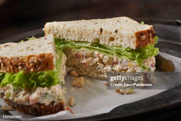 creamy chick pea salad sandwich - マヨネーズ ストックフォトと画像