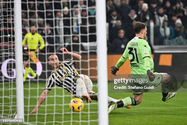 Arkadiusz Milik of Juventus FC kicks on goal against Michele Cerofolini of Frosinone Calcio during the match between Juventus FC v Frosinone Calcio:...