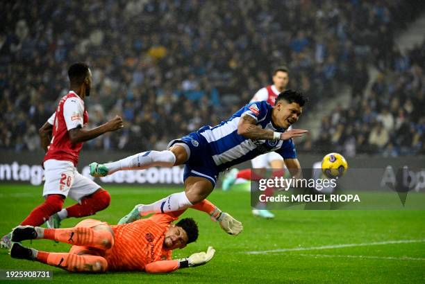 Porto's Brazilian forward Evanilson Barbosa scores his team's second goal in spite of Sporting Braga's Brazilian goalkeeper Matheus Magalhaes during...