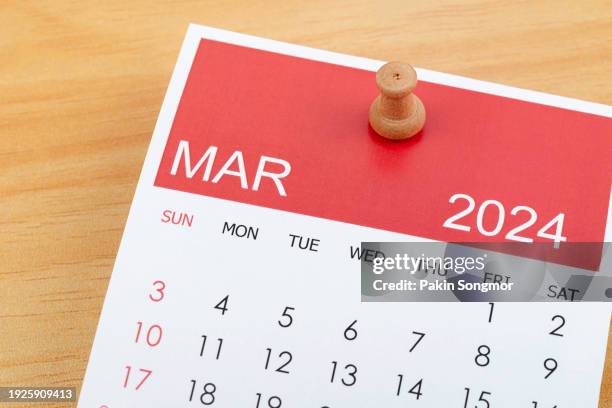 desk calendar 2024: march calendar is used to plan daily work and life with a push pin on wooden background. - marzo fotografías e imágenes de stock