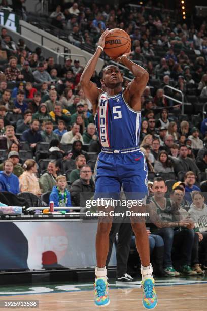 De'Aaron Fox of the Sacramento Kings shoots the ball during the game against the Milwaukee Bucks on January 14, 2024 at the Fiserv Forum Center in...