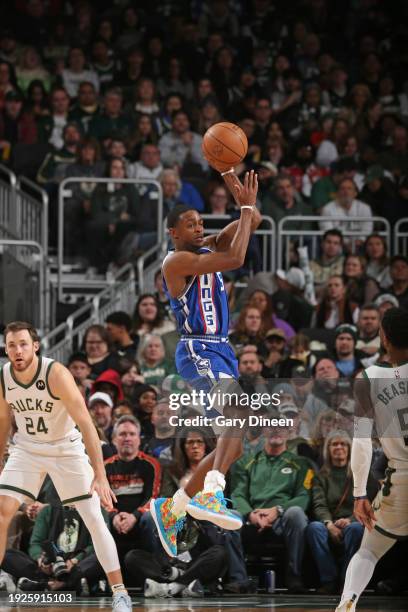 De'Aaron Fox of the Sacramento Kings shoots the ball during the game against the Milwaukee Bucks on January 14, 2024 at the Fiserv Forum Center in...