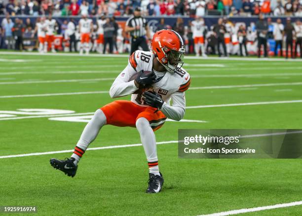 Cleveland Browns wide receiver David Bell carries the ball in the second quarter during the AFC Wild Card game between the Cleveland Browns and...