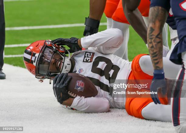 Cleveland Browns wide receiver David Bell holds on to the ball in the second quarter during the AFC Wild Card game between the Cleveland Browns and...