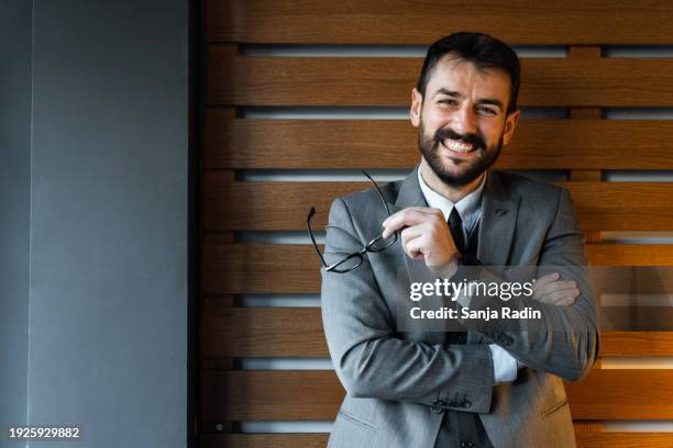 sonriente hombre de negocios - traje gris fotografías e imágenes de stock