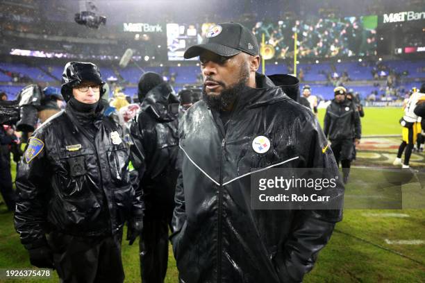 Pittsburgh Steelers head coach Mike Tomlin leaves the field following the Steelers win over the Baltimore Ravens game at M&T Bank Stadium on January...