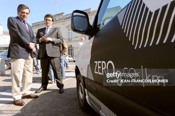 Le Premier ministre François Fillon avec à ses côtés Gildo Pallanca Pastor , propriétaire de l'entreprise Venturi Automobiles, regarde avant de...