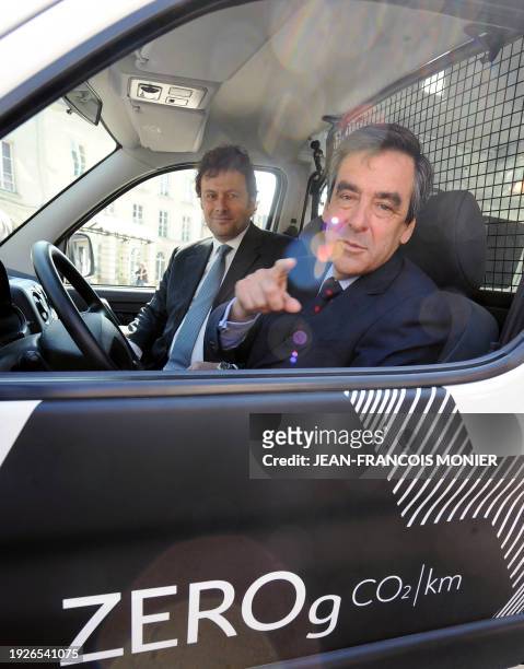 Le Premier ministre François Fillon avec à ses côtés Gildo Pallanca Pastor , propriétaire de l'entreprise Venturi Automobiles, teste, le 10 avril...