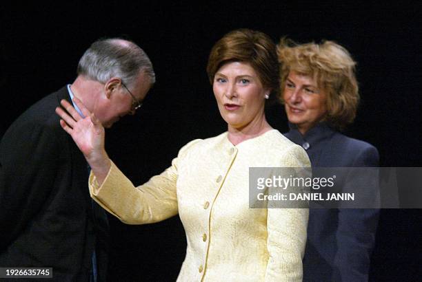 Laura Bush, l'épouse du président des Etats-Unis, George Bush, salue l'assistance, le 14 mai 2002 à Paris, en compagnie de John Martin , directeur de...