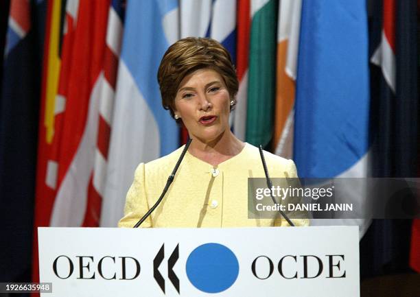 Laura Bush, l'épouse du président des Etats-Unis, George Bush, prononce un discours, le 14 mai 2002 à Paris. Laura Bush a plaidé pour une...