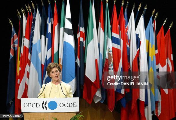 Laura Bush, l'épouse du président des Etats-Unis, George Bush, prononce un discours, le 14 mai 2002 à Paris. Laura Bush a plaidé pour une...