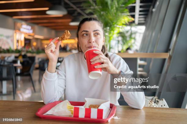 eating unhealthy fast food - gefrituurde kip stockfoto's en -beelden