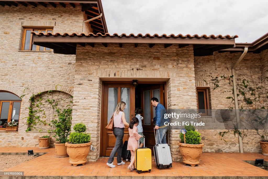 Familia llegando a un hotel