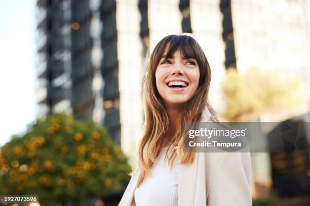 afternoon commuting: young professional walks, looking back with a broad smile. - capacitação imagens e fotografias de stock