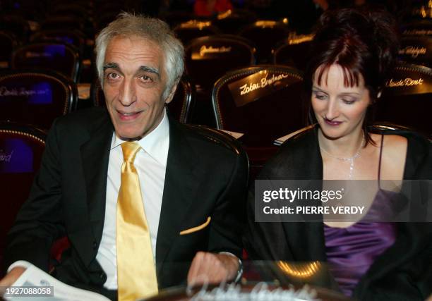 Le comédien Gérard Darmon pose avec sa femme le 22 février 2003 au Théâtre du Chatelet à Paris, lors de la 28e Nuit des César. French actor Gerard...