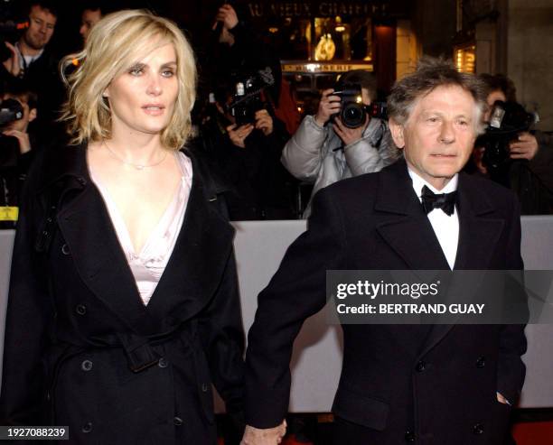 Le réalisateur Roman Polanski et sa femme Emmanuelle Seigner arrivent le 22 février 2003 au Théâtre du Chatelet à Paris, pour assister à la 28e Nuit...