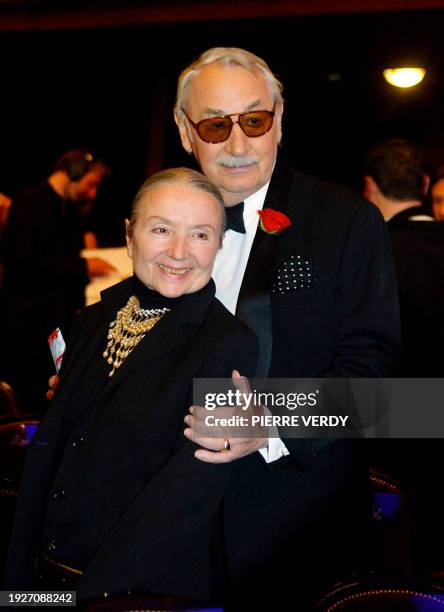 Le comédien français Philippe Noiret pose avec sa femme le 22 février 2003 au Théâtre du Châtelet à Paris, lors de la 28e Nuit des César. French...