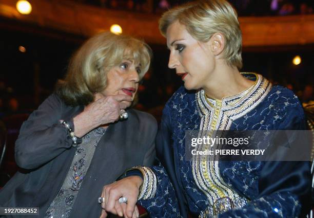 Actrice française Jeanne Moreau discute avec Mélita Toscan du Plantier le 22 février 2003 au Théâtre du Chatelet à Paris, lors de la 28e Nuit des...