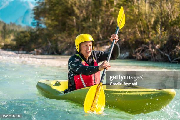 estilo de vida activo hombre asiático kayak en la naturaleza - rafting fotografías e imágenes de stock