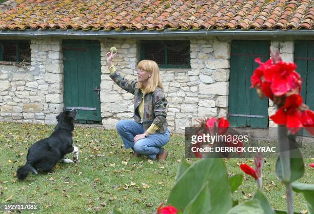 Annika Einhorn, wife of accused murderer US Ira Einhorn, poses 11 October 2002 with her dog outside the home she shared with Einhorn until his...