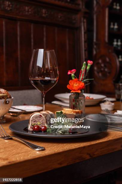 terrine mit hirschhackfleisch, entenbrustfleisch mit balsamico-kirschen im traditionellen gourmetrestaurant mit michelin-stern - deutsche küche stock-fotos und bilder