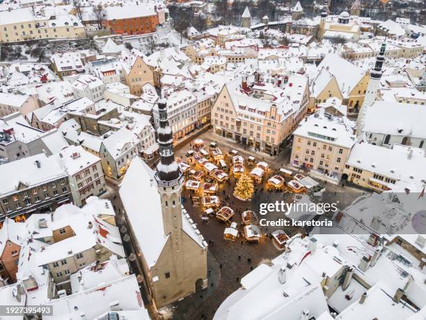 aerial view to tallinn christmas market - tallin fotografías e imágenes de stock