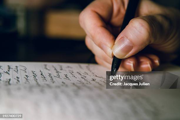 woman's hand writing - escribir fotografías e imágenes de stock