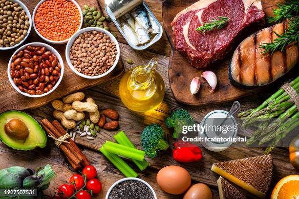 des aliments biologiques frais et sains pour une alimentation équilibrée sur une table en bois - hygiène alimentaire photos et images de collection