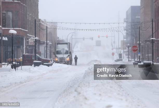 Snow Fall Hard 7,161 A Heavy Fall Of Snow Stock Photos, High-Res Pictures, and Images ...