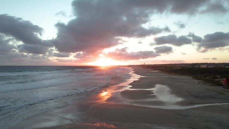 https://media.gettyimages.com/id/1927851309/video/beautiful-sunset-on-the-beach-the-sun-goes-down-over-the-sea-while-you-see-people-kitesurfing.jpg?b=1&s=640x640&k=20&c=ft0J8njnSlzWc48fsIaV8c8tUSWn8lvFl_-0Z4EXGj0=