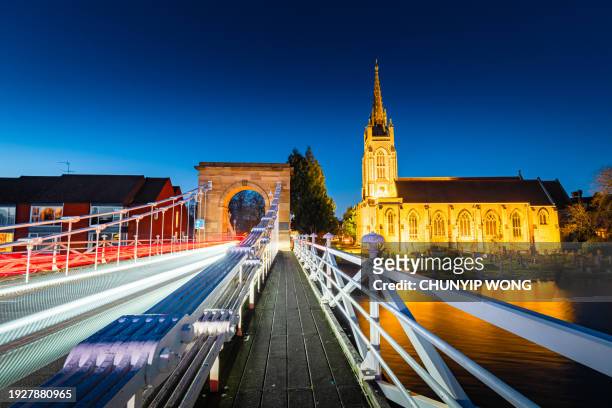 el puente de marlow y el río támesis en el crepúsculo - marlow buckinghamshire fotografías e imágenes de stock