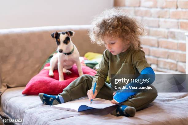 kleiner junge mit gips zu hause - knochenbruch stock-fotos und bilder