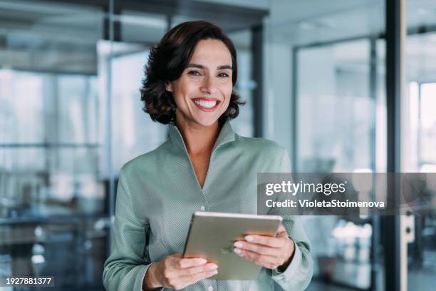 confident businesswoman in modern office. - droite direction photos et images de collection