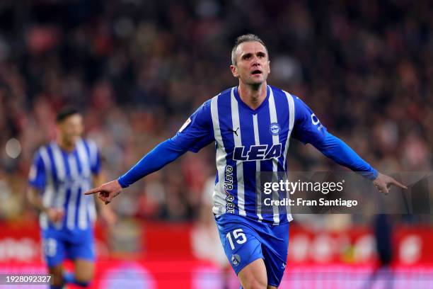 Kike of Deportivo Alaves celebrates scoring his team's second goal during the LaLiga EA Sports match between Sevilla FC and Deportivo Alaves at...